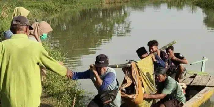 Ibu Hamil Ditandu 3 Km di Jalan Rusak, Bayi Lahir Selamat!
