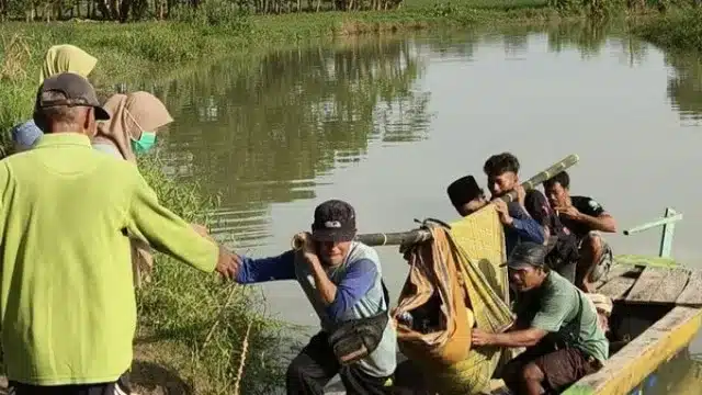 Ibu Hamil Ditandu 3 Km di Jalan Rusak, Bayi Lahir Selamat! Ibu Hamil Ditandu 3 Km di Jalan Rusak, Bayi Lahir Selamat!