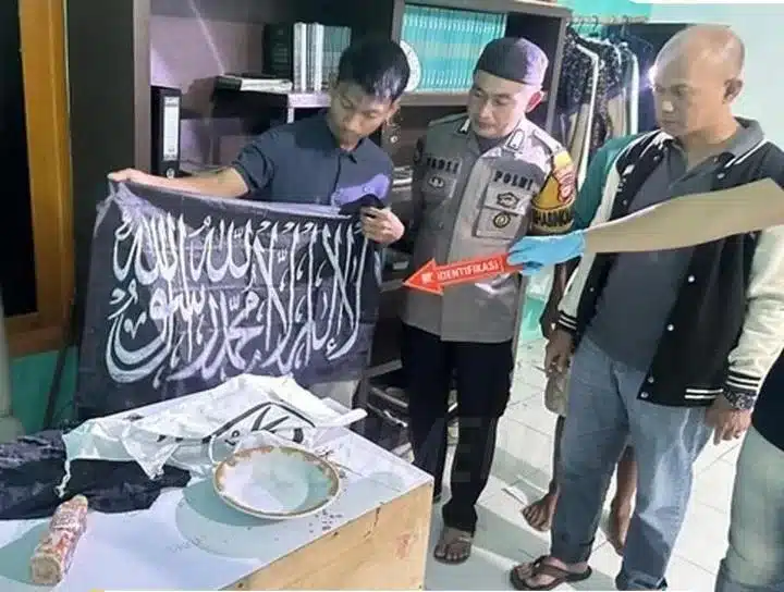 Densus 88 Tangkap Remaja Terduga Teroris di Gowa, Aktif Sebarkan Propaganda ISIS Lewat WhatsApp Densus 88 Tangkap Remaja Terduga Teroris di Gowa, Aktif Sebarkan Propaganda ISIS Lewat WhatsApp