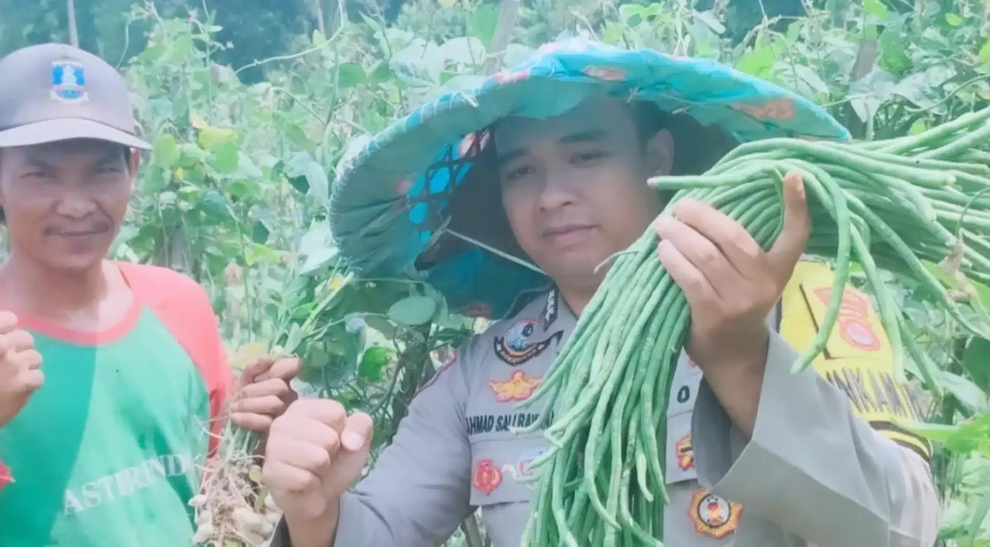 Bukan Lagi Ditakuti: Ini Wajah Baru Polisi Indonesia yang Dekat dengan Rakyat Bukan Lagi Ditakuti: Ini Wajah Baru Polisi Indonesia yang Dekat dengan Rakyat