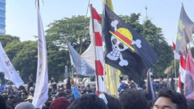 Heboh! Bendera One Piece Berkibar Jelang HUT RI, Netizen Bereaksi Beragam Heboh! Bendera One Piece Berkibar Jelang HUT RI, Netizen Bereaksi Beragam