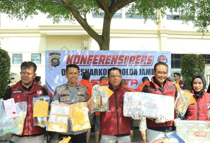 Polda Jambi Gulung Dua Kasus Besar Narkoba, Sita Sabu 5,5 Kg dan Ribuan Butir Ekstasi Polda Jambi Gulung Dua Kasus Besar Narkoba, Sita Sabu 5,5 Kg dan Ribuan Butir Ekstasi