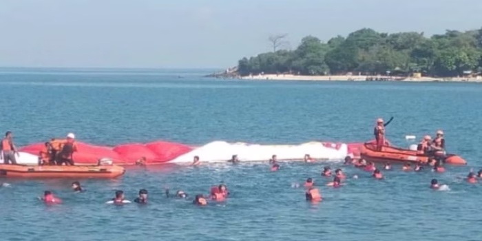 Merah Putih Raksasa Berkibar di Laut Merak, Simbol Cinta Tanah Air dari Dasar Laut