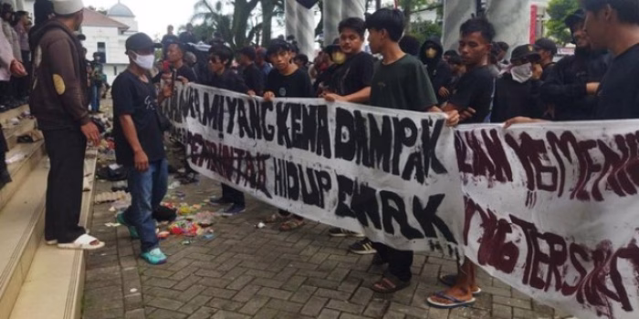 Halaman Kantor Bupati Pandeglang Penuh Sampah, Warga Desak Cabut MoU TPA Bangkonol