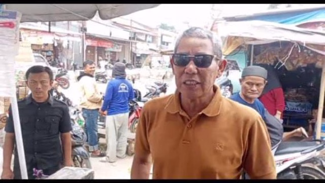 Ketua BBR dan TTKKDH Berkolaborasi Bersihkan Sampah Bersama Pedagang di Pasar Rau Ketua BBR dan TTKKDH Berkolaborasi Bersihkan Sampah Bersama Pedagang di Pasar Rau