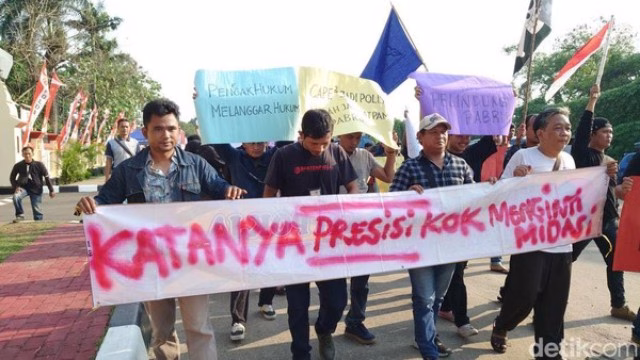 Oknum Brimob Diduga Terlibat Pengeroyokan Wartawan, Polda Banten Didemo Oknum Brimob Diduga Terlibat Pengeroyokan Wartawan, Polda Banten Didemo