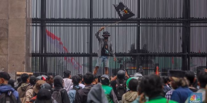 Demo DPR 25 Agustus Ricuh, Massa Kibarkan Bendera One Piece