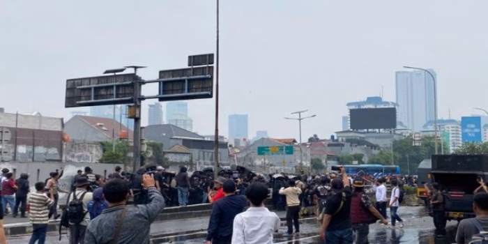 Jurnalis ANTARA Dipukul Oknum Aparat saat Liput Demo DPR 25 Agustus