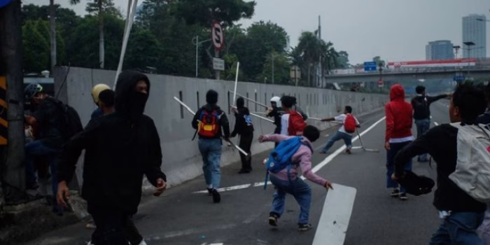 Massa Demo DPR Memanas, Aksi Merembet hingga Tol Dalam Kota