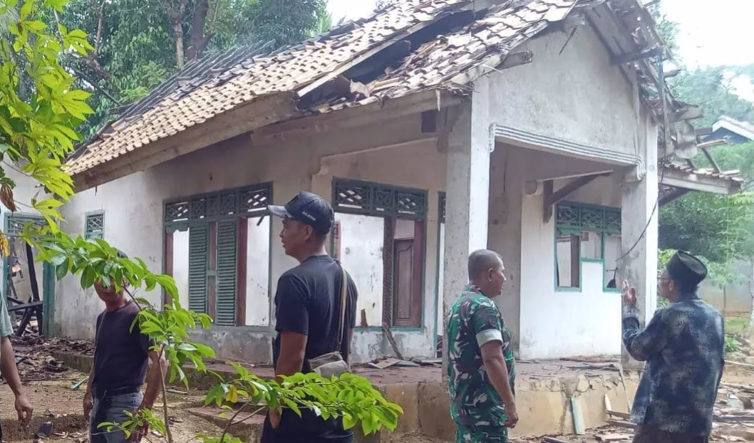 Kebakaran Hebat Hanguskan Satu Rumah Warga di Cinangka, Serang Kebakaran Hebat Hanguskan Satu Rumah Warga di Cinangka, Serang