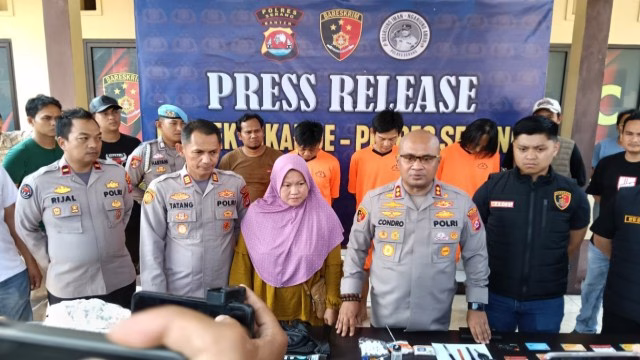 Polisi Bongkar Sindikat Ganjal ATM di Serang, Rp25,9 Juta Raib dari Rekening Korban Polisi Bongkar Sindikat Ganjal ATM di Serang, Rp25,9 Juta Raib dari Rekening Korban