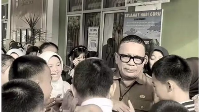 Momen Haru Perpisahan Kepala SMPN 1 Prabumulih Viral, Roni Ardiansyah Ikhlas Dimutasi Momen Haru Perpisahan Kepala SMPN 1 Prabumulih Viral, Roni Ardiansyah Ikhlas Dimutasi