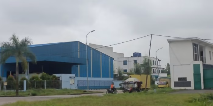 Takut Namun Bertahan: Radiasi Mengintai! Warga Cikande Tetap  Beraktivitas Normal
