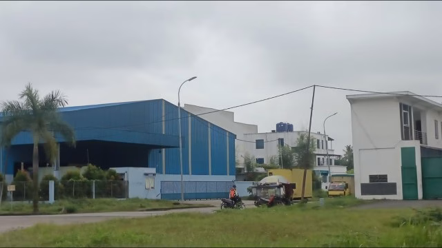 Takut Namun Bertahan: Radiasi Mengintai! Warga Cikande Tetap Beraktivitas Normal Takut Namun Bertahan: Radiasi Mengintai! Warga Cikande Tetap Beraktivitas Normal