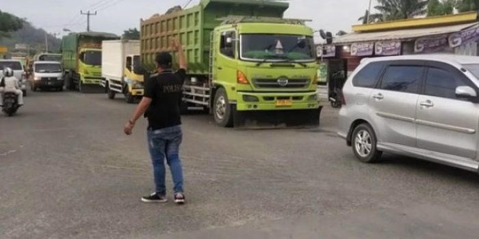 Volume Truk Tambang Meningkat, Lalu Lintas Bojonegara–Serang Macet Parah