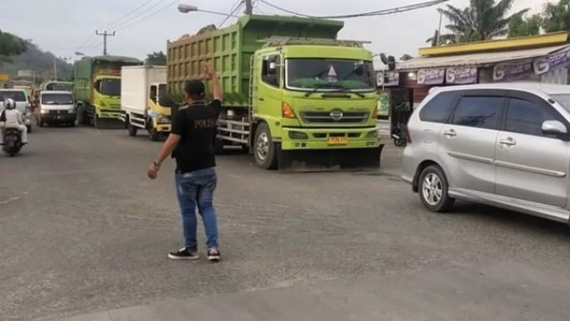 Volume Truk Tambang Meningkat, Lalu Lintas Bojonegara–Serang Macet Parah Volume Truk Tambang Meningkat, Lalu Lintas Bojonegara–Serang Macet Parah