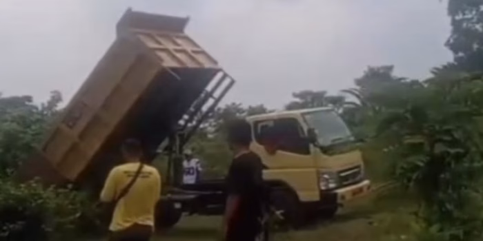 Warga Margatirta Resah, Diduga Lima Truk Sampah dari Pemkab Serang Buang Limbah Secara Ilegal di Lahan Warga