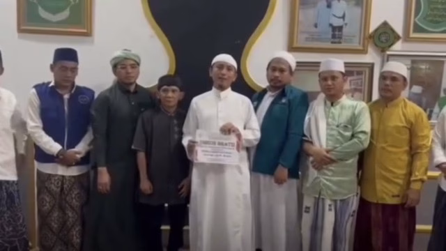 Viral, Ponpes Darussofa Beri Hadiah Umrah Gratis untuk Kepala SMAN 1 Cimarga Dini Fitria Viral, Ponpes Darussofa Beri Hadiah Umrah Gratis untuk Kepala SMAN 1 Cimarga Dini Fitria
