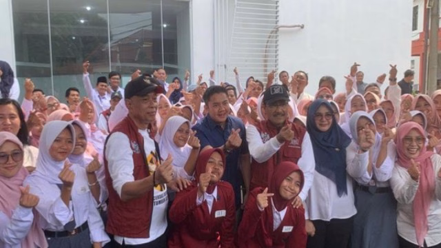 Kunjungan Mensos Gus Ipul dan Seskab Teddy ke Sekolah Rakyat Tangsel: Siswa Sambut Hangat dengan Yel-Yel Semangat Kunjungan Mensos Gus Ipul dan Seskab Teddy ke Sekolah Rakyat Tangsel: Siswa Sambut Hangat dengan Yel-Yel Semangat