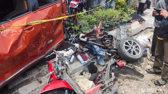 Tragedi Rel Kereta di Sleman: Tiga Nyawa Raib, Empat Luka Berat karena Palang Pintu Gagal Berfungsi Tragedi Rel Kereta di Sleman: Tiga Nyawa Raib, Empat Luka Berat karena Palang Pintu Gagal Berfungsi