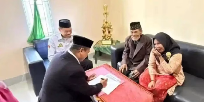 Kakek Mappiare (110 tahun) dan Itte (27 tahun) saat akad nikah di KUA Tellulimpoe, Sinjai, Sulawesi Selatan, dengan selisih usia 83 tahun yang viral di media sosial.