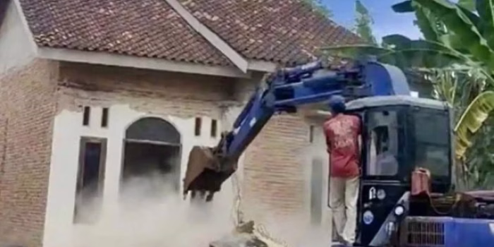 TKW Lampung Timur gunakan ekskavator mini robohkan rumah mantan suami usai perceraian, aksi viral terekam warga Desa Braja Mulya