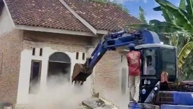 Viral! TKW Lampung Timur Hancurkan Rumah Mantan Suami Usai Perceraian, Aksi Ini Hebohkan Warga Sekitar Viral! TKW Lampung Timur Hancurkan Rumah Mantan Suami Usai Perceraian, Aksi Ini Hebohkan Warga Sekitar
