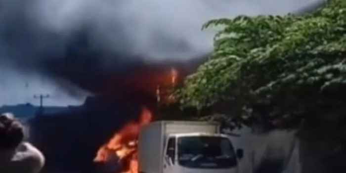 Pabrik Karton di Tangerang Terbakar Hebat, Petugas Damkar Berjibaku Padamkan Api