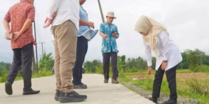 Bupati Dewi Setiani Tinjau Pembangunan Jalan Bang Andra, Warga Panimbang dan Saketi Sambut Gembira
