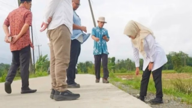 Bupati Dewi Setiani Tinjau Pembangunan Jalan Bang Andra, Warga Panimbang dan Saketi Sambut Gembira Bupati Dewi Setiani Tinjau Pembangunan Jalan Bang Andra, Warga Panimbang dan Saketi Sambut Gembira