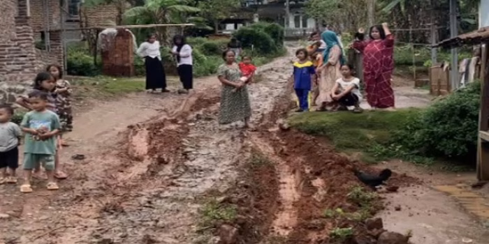 Warga Kampung Salam Lebak Minta Pemkab Serang Perbaiki Jalan Rusak di Desa Angsana