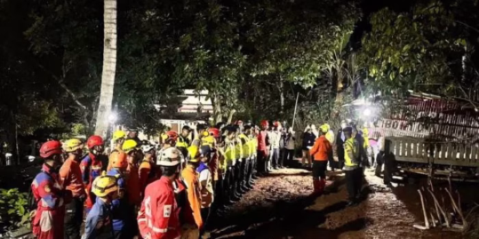 Tragedi Longsor Dahsyat di Cilacap: Keluarga Korban Berjuang Cari Sanak Saudara, Prioritas Utama Pastikan Masih Bernyawa