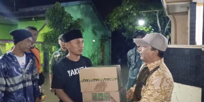 Luapan Air Menggenang Memasuki Rumah Warga Di Desa Ranjeng, Plt Camat Ciruas, Kepala Desa dan Kapolsek Turun Langsung ke Lokasi