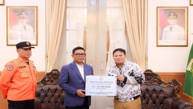 Gubernur Banten Terima Bantuan Rp1 Miliar dari PGRI untuk Korban Bencana dan Perkuat Sinergi Program Sekolah Gratis Gubernur Banten Terima Bantuan Rp1 Miliar dari PGRI untuk Korban Bencana dan Perkuat Sinergi Program Sekolah Gratis