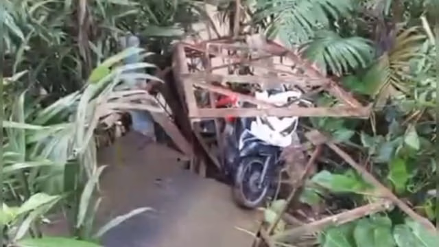 Jembatan Gantung Penghubung Dua Desa di Lebak Ambruk, Lima Siswa SMP Tercebur ke Sungai Jembatan Gantung Penghubung Dua Desa di Lebak Ambruk, Lima Siswa SMP Tercebur ke Sungai