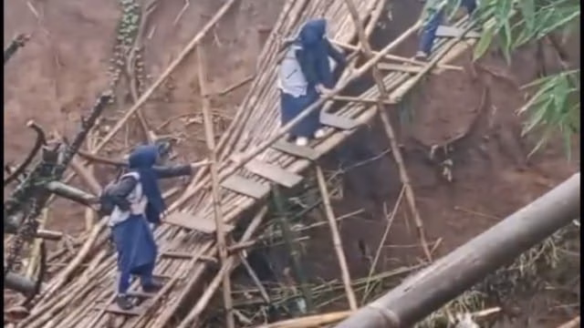 Jembatan Rusak, Siswa MTs Al-Khairiyah Padarincang Terpaksa Bertaruh Nyawa Demi ke Sekolah Jembatan Rusak, Siswa MTs Al-Khairiyah Padarincang Terpaksa Bertaruh Nyawa Demi ke Sekolah