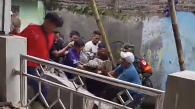 Petukang Tertimpa Reruntuhan Saat Rehab Masjid di Gunungsari, Warga Lakukan Evakuasi Petukang Tertimpa Reruntuhan Saat Rehab Masjid di Gunungsari, Warga Lakukan Evakuasi