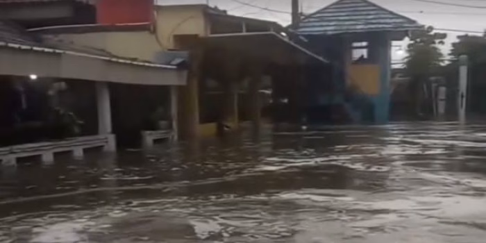 Banjir Rendam Sejumlah Perumahan di Kecamatan Priuk, Debit Kali Ledug Meluap