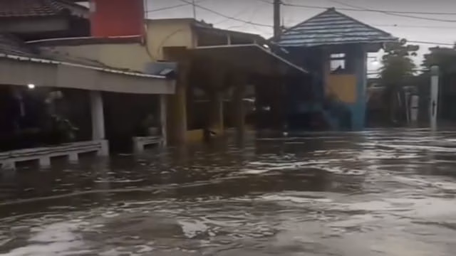 Banjir Rendam Sejumlah Perumahan di Kecamatan Priuk, Debit Kali Ledug Meluap Banjir Rendam Sejumlah Perumahan di Kecamatan Priuk, Debit Kali Ledug Meluap