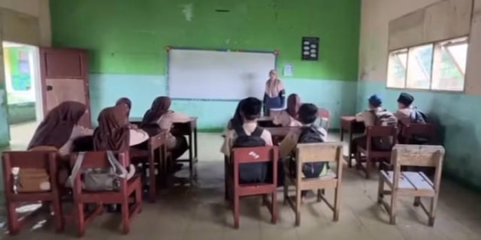 MTs Al-Khairiyah di Pontang Terendam Banjir 20 Hari, Siswa Belajar Tanpa Sepatu