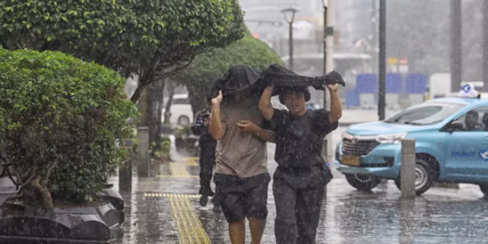 Hujan Deras Rendam Jakarta Barat, Tiga Pintu Air Masuk Status Waspada