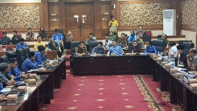 Guru PPPK Paruh Waktu Menangis di Hadapan DPRD Kabupaten Serang, Gaji Belum Dibayar Usai Terima SK Guru PPPK Paruh Waktu Menangis di Hadapan DPRD Kabupaten Serang, Gaji Belum Dibayar Usai Terima SK