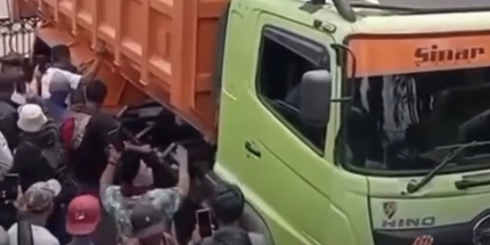 Ratusan Buruh Tambang Bogor Gelar Aksi di Gedung Sate, Tuntut Pencabutan Kebijakan Penghentian Tambang