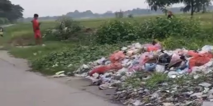 Sampah Menumpuk di Pinggir Jalan Kampung Kesampangan, Warga Keluhkan Bau dan Ancaman Penyakit