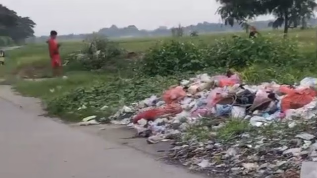 Sampah Menumpuk di Pinggir Jalan Kampung Kesampangan, Warga Keluhkan Bau dan Ancaman Penyakit Sampah Menumpuk di Pinggir Jalan Kampung Kesampangan, Warga Keluhkan Bau dan Ancaman Penyakit