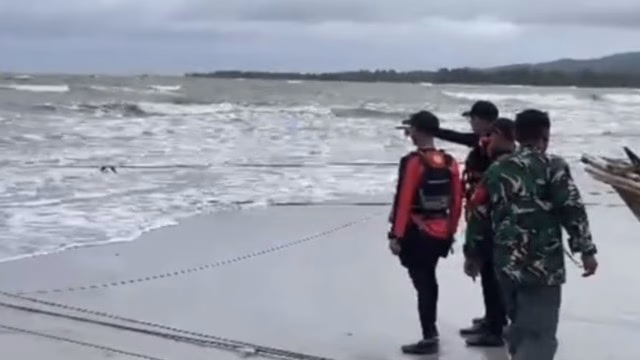 Remaja Terseret Ombak di Pantai Camara, Tim SAR Gabungan Lanjutkan Pencarian Hari Kedua Remaja Terseret Ombak di Pantai Camara, Tim SAR Gabungan Lanjutkan Pencarian Hari Kedua
