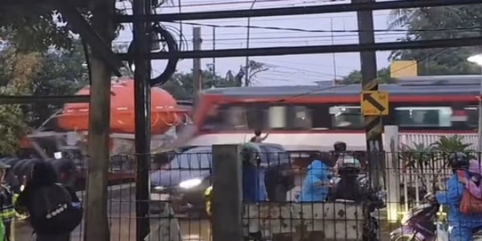 Commuter Line Bandara Soetta Tabrak Truk di Perlintasan Poris Tangerang