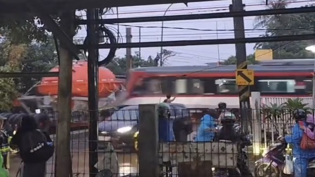 Commuter Line Bandara Soetta Tabrak Truk di Perlintasan Poris Tangerang Commuter Line Bandara Soetta Tabrak Truk di Perlintasan Poris Tangerang