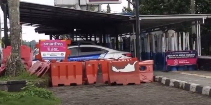 Trotoar di Depan Alun-alun Pandeglang Disulap Jadi Tempat Parkir Polisi, Pejalan Kaki Terpaksa Melintas di Jalan