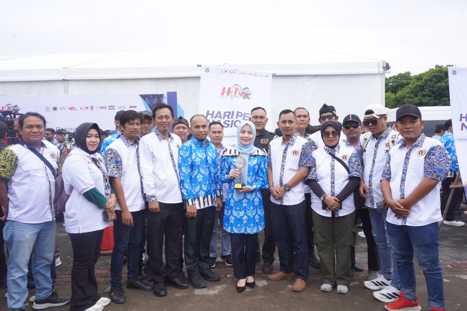 Bupati Serang Ratu Zakiyah Raih Penghargaan Golden Award PWI Di Acara HPN 2026 Bupati Serang Ratu Zakiyah Raih Penghargaan Golden Award PWI Di Acara HPN 2026